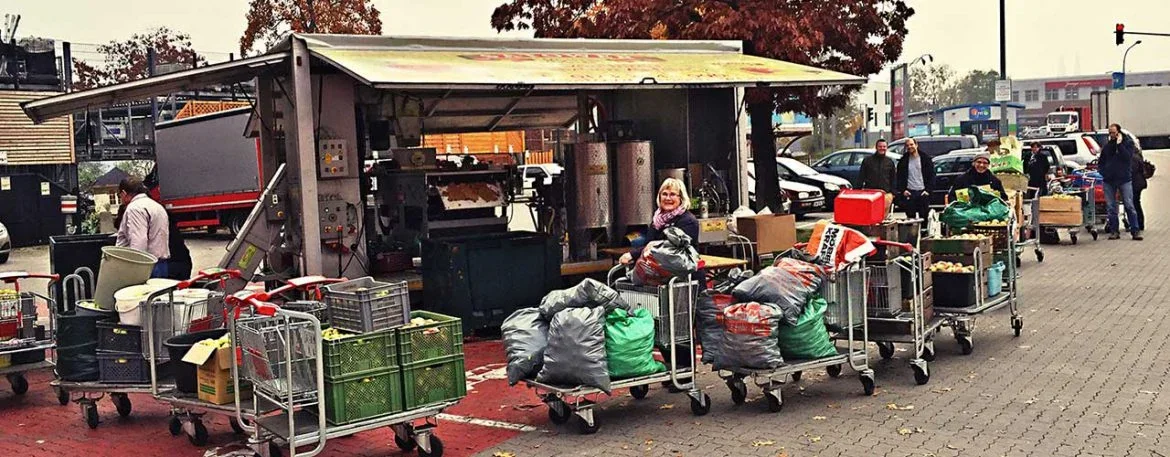 Wagen voller Äpfel bei der mobilen Annahme im Herbst