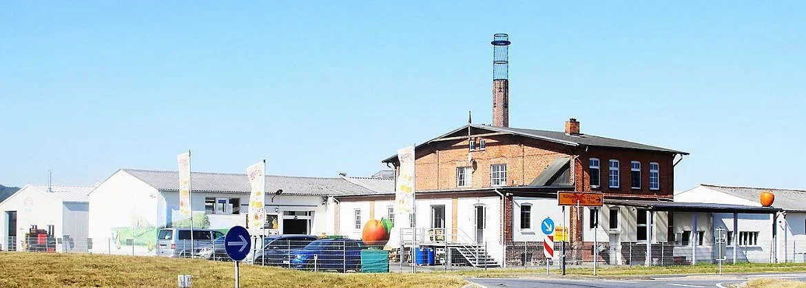 Das Backsteingebäude der Mosterei mit Schornstein beim Apfelfest