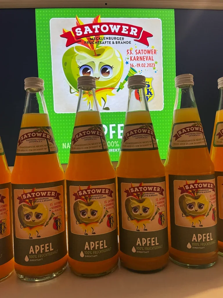 Apfelsaftflaschen mit Sonderetikett zum Satower Karneval