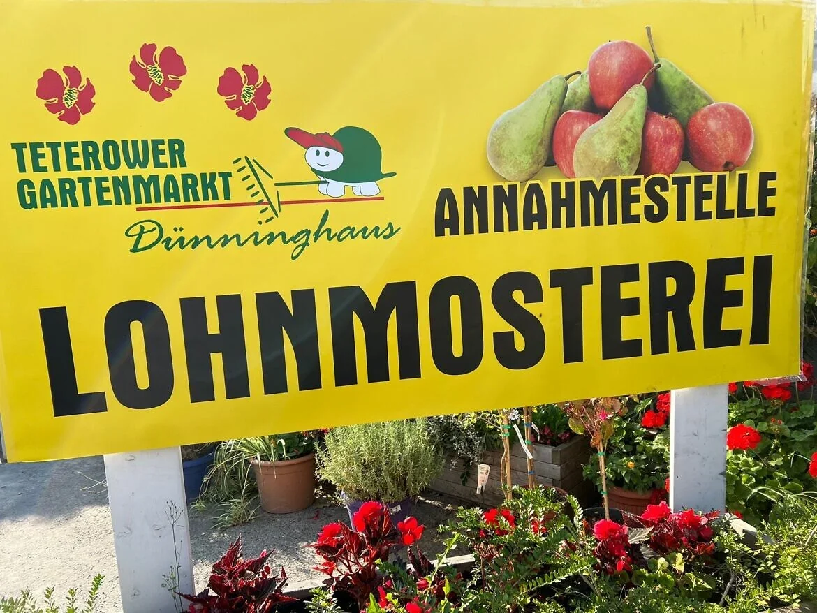 Hinweisschild zur Annahmestelle beim Teterower Gartenmarkt Dünninghaus