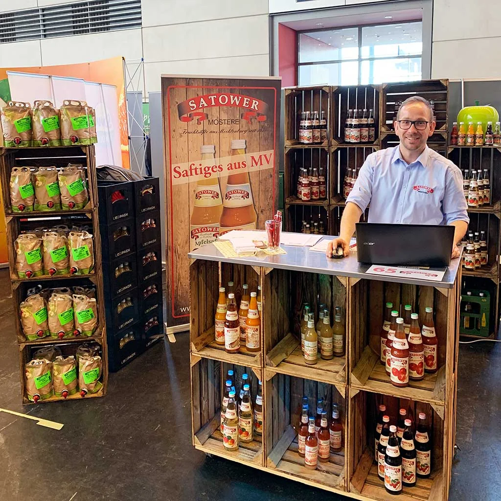 Messestand der Mosterei auf der Ostseemesse mit Saftflaschen und Bag-in-Box