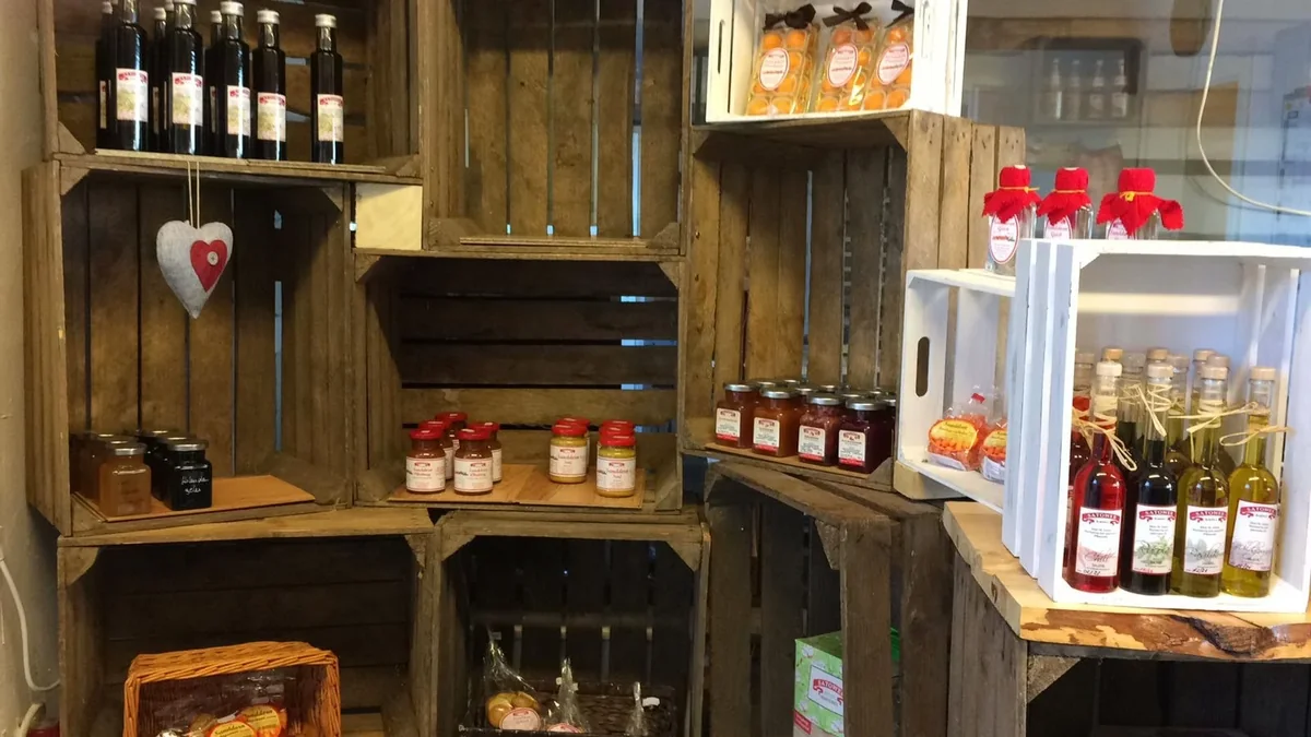 Regal mit Sirup, Marmelade und Ölen in der Verkaufsstelle Ribnitz-Damgarten
