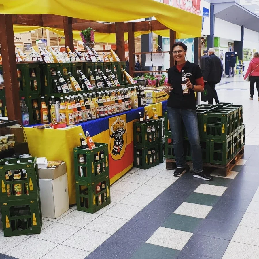 Verkaufsstand mit Saftflaschen im Ostsee-Park Sievershagen