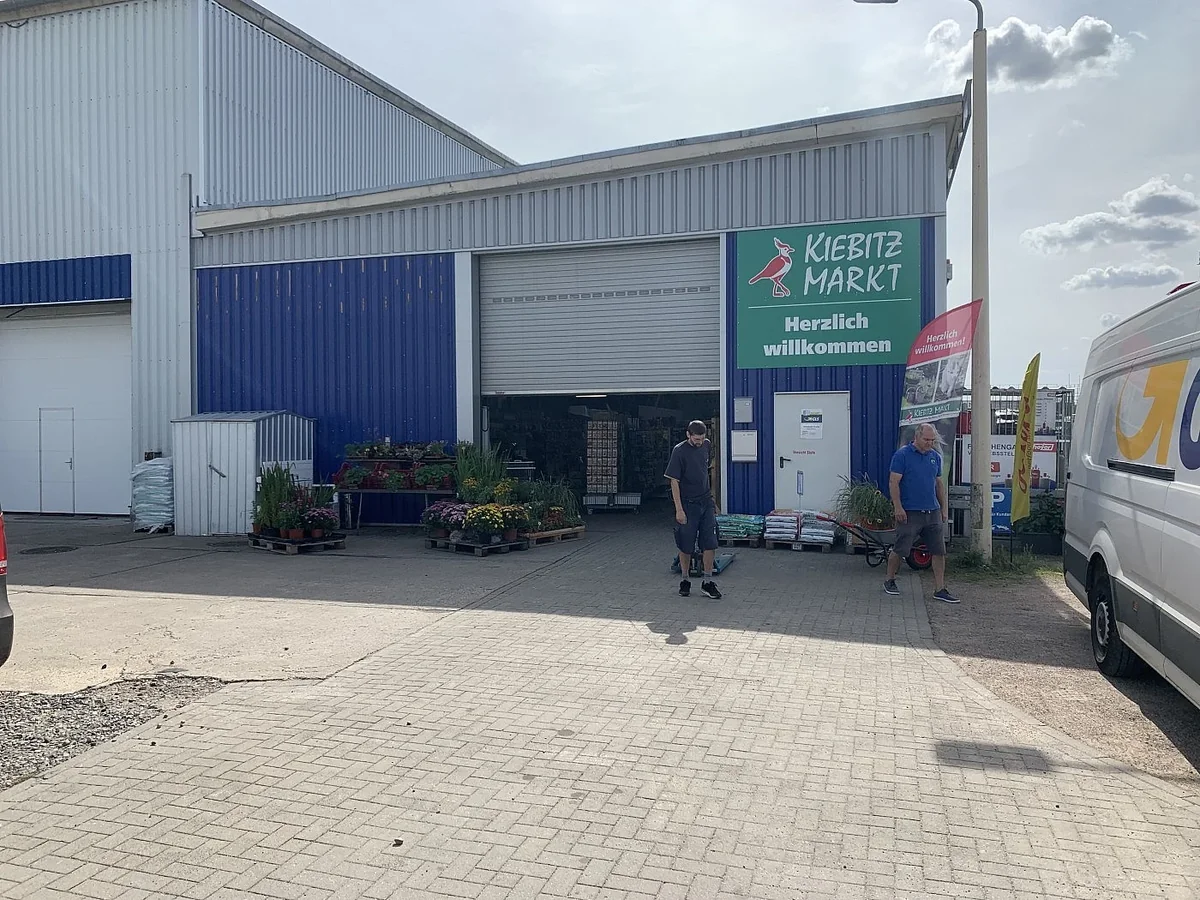 Außenstelle für die Apfelannahme vor dem Kiebitz Markt