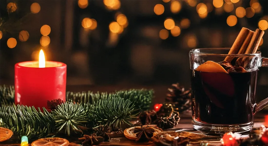 Weihnachtlich dekorierter Tisch mit Kerze und Glühwein