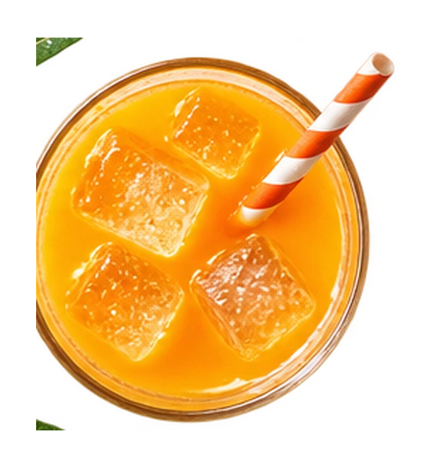 Glas Sanddornschorle mit Eiswürfeln von oben